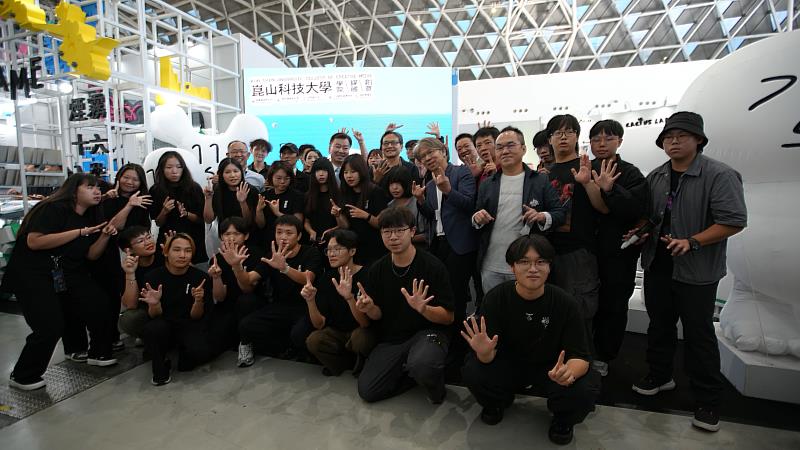 公廣系於放視大賞負責展務接待，同時展示畢製成果，師生於活動現場合影。