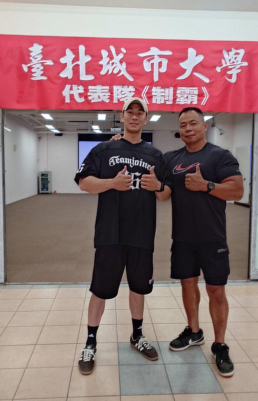 城市科大休閒系謝睿哲奪雙冠軍與休閒系Rock主任合影。