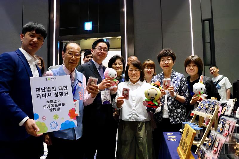 黃敏惠市長向韓國友人親切互動，介紹嘉義市。