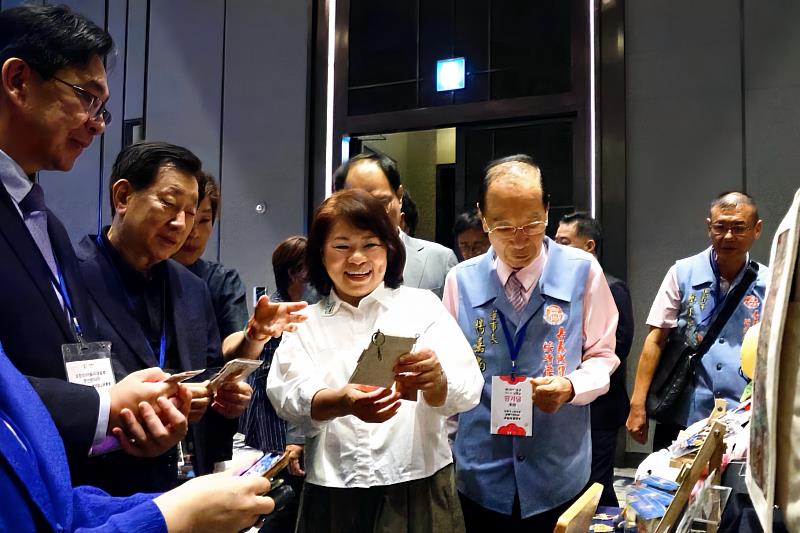 黃敏惠市長向韓國友人親切互動，介紹嘉義市。