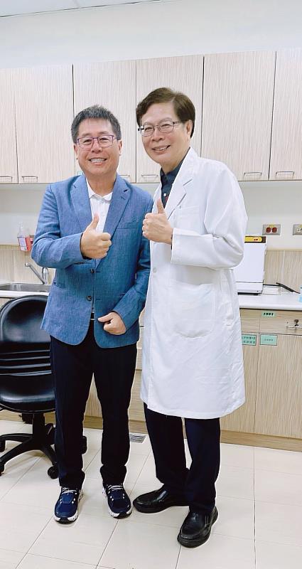 中國醫藥大學安南醫院林聖哲院長（右）與新竹附設醫院陳自諒院長攜手合作打造精準與微創醫療服務。