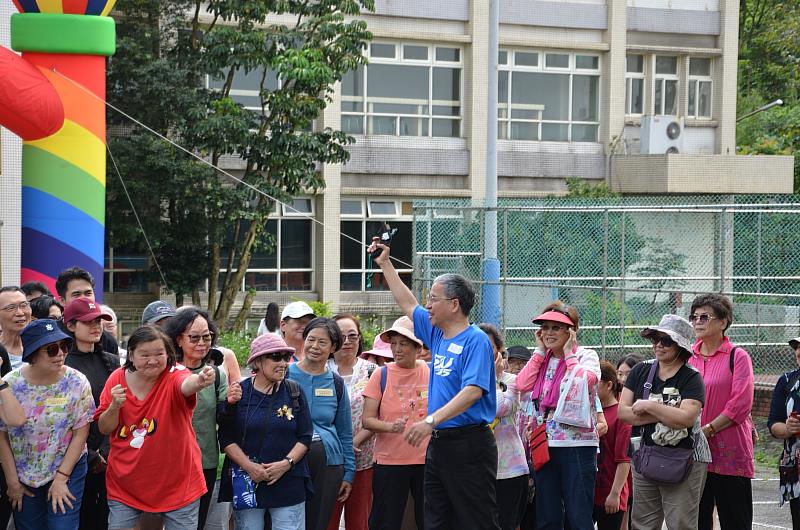 在唐彥博校長鳴槍下，眾人熱血起跑投入路跑行列，傳承優良校園運動傳統。