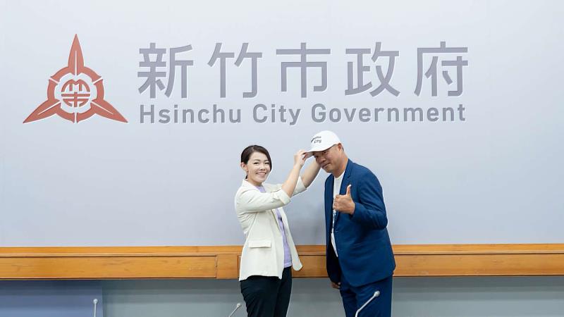 市長高虹安為總教練陳瑞振授帽。