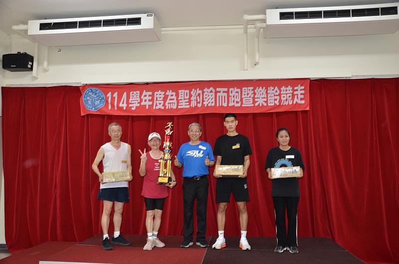 唐彥博校長頒發獎項給各組第1名。