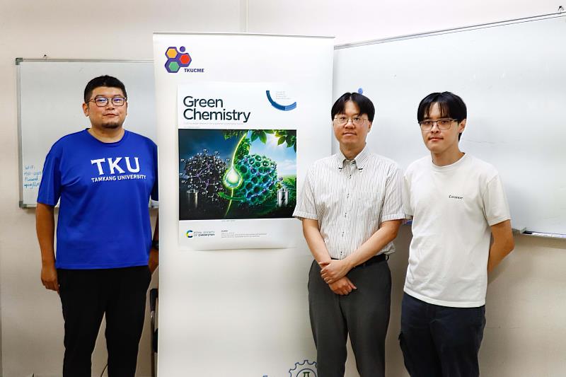 化學工程與材料工程學系教授賴偉淇（中）與學生曾珅鎮（左）、陳立恩（右）開發出新世代鋰電池材料，登上國際頂尖期刊《Green Chemistry》期刊封面。（圖／淡江大學提供）