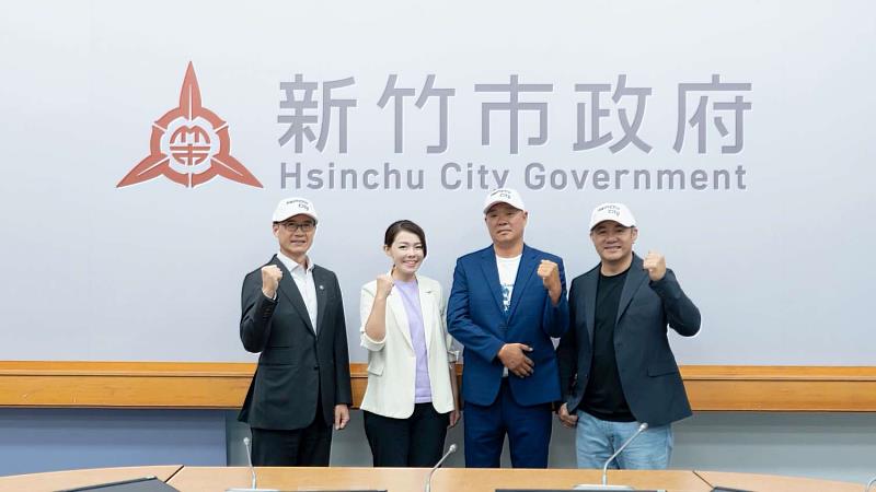 由左至右副市長林琨瀚、市長高虹安、總教練陳瑞振及市政顧問張泰山合影。