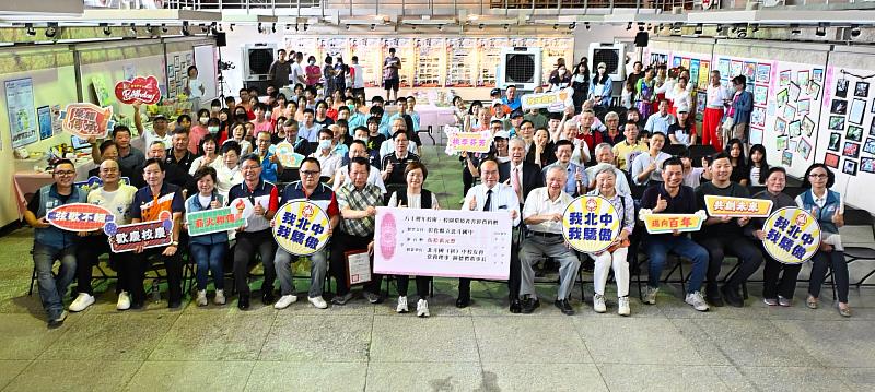 彰化縣長王惠美也親自出席北斗國中80週年校慶活動，與全校師生及校友合影。