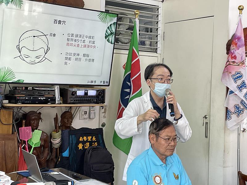 江驛修中醫師教導佳里區南勢里民眾頭部穴道按摩。