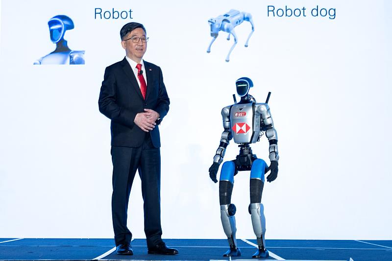 滙豐銀行總經理陳志堅與機器人「滙豐」同台主持，兩人幽默風趣的對話點燃全場對智慧未來的無限想像。