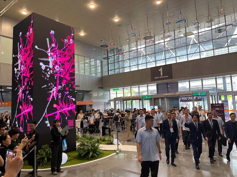 COMPUTEX x ART TAIPEI「Art Connected：藝術連線」《植徑集－共生之鍊》現場人潮照。