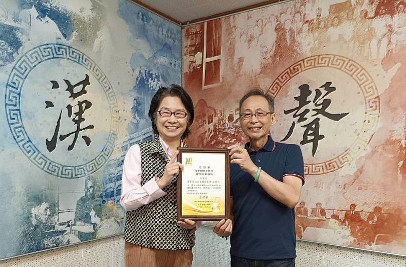 群景國際商務法律事務所所長蔡慧玲律師(左)頒贈廣播專訪感謝狀予漢聲廣播電台資深主持人張巍瀧(右)。