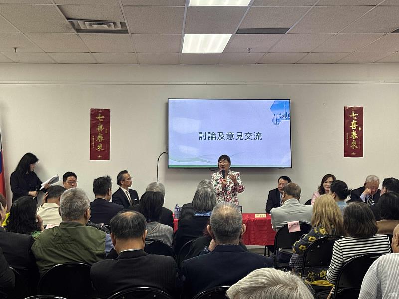 徐佳青回覆多位僑胞提出教育、臺商投資、僑教教師納入AI訓練及加臺英語教育等建言，討論熱烈，共策僑務發展。