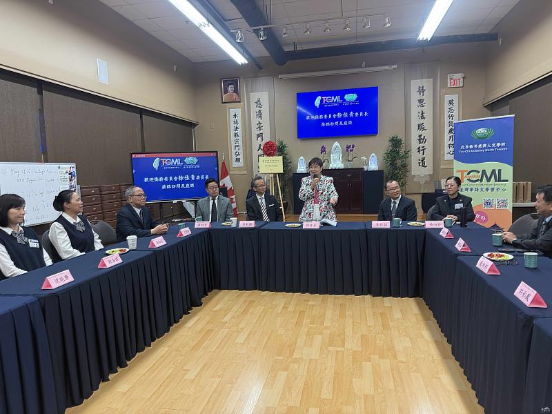 徐佳青拜訪北多倫多慈濟聯絡點與加東慈濟分會執行長朱啓誠、副執行長王贊維，以及TCML北多倫多慈濟人文學校校長黃淑珍、教師及行政團隊座談，瞭解多倫多TCML經營現況與未來發展規劃。