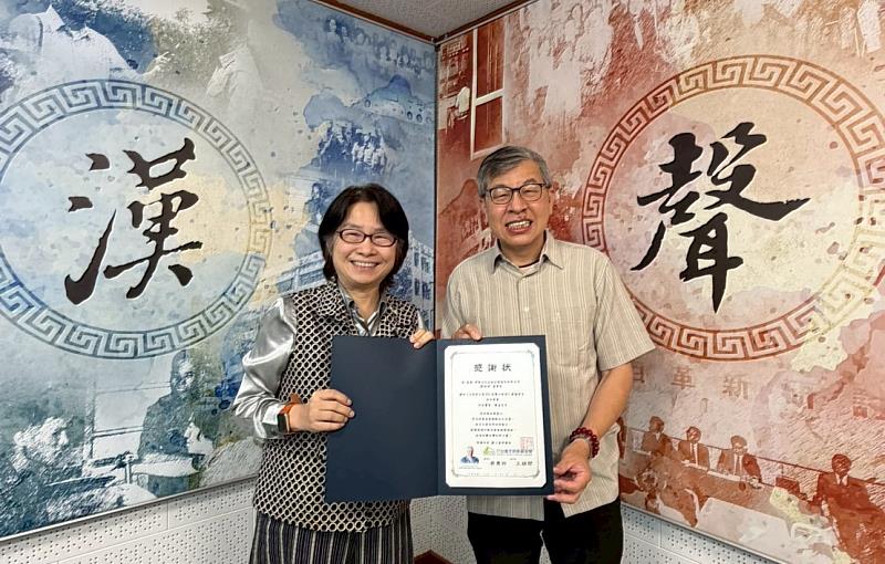 台灣尤努斯基金會董事長蔡慧玲（左）頒贈廣播專訪感謝狀予時報文化出版企業股份有限公司董事長兼總經理趙政岷（右）。