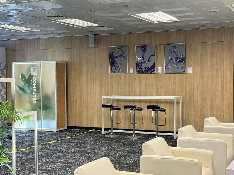 ART TAIPEI x COMPUTEX「Art Connected：藝術連線」世貿一館 premium lounge林宏信作品展覽現場。