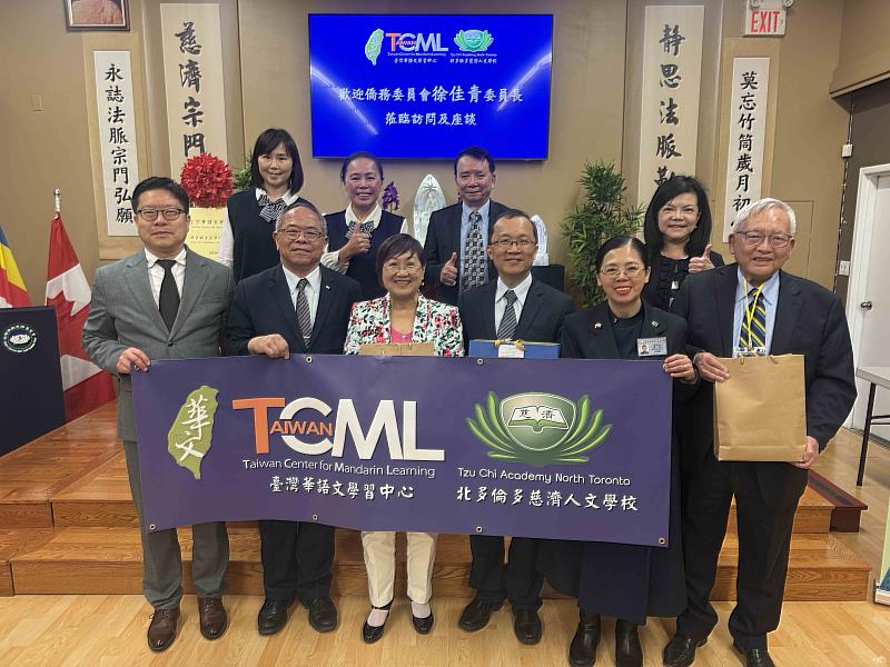 徐佳青與朱啓誠、王贊維、黃淑芳，以及黃淑珍、程安琪教師合影。