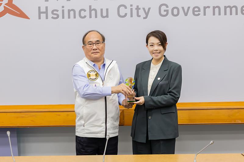 警察局長陳源輝呈獎予市長高虹安。