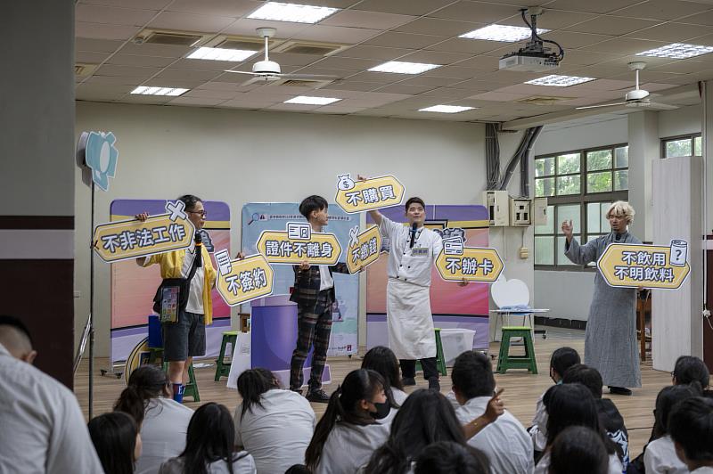 蘋果劇團《真相直播中》劇中呈現求職7不原則。