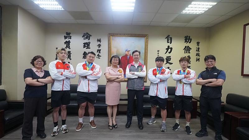 育達科技大學王育文董事長（右4），吳菊校長（右5），觀光休閒管理系碩士班謝誌紘同學（左3），休閒運動管理系三年級吳柏昇同學（右3），休閒運動管理系一年級陳宇祺同學(右2），休閒創意學院陳淑貞院長兼觀休系主任（左1）及觀休系李建宗助理教授（右1）合影。