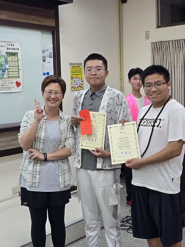 南華大學舉辦「三好宿舍節能省電比賽」,江江明副學務長頒發「最佳節能獎」,與學生合影。