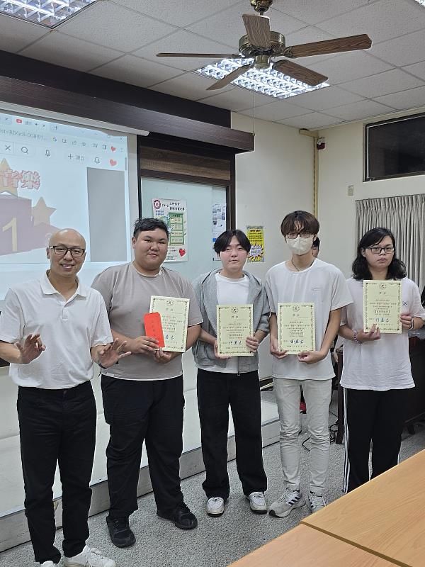 南華大學舉辦「三好宿舍節能省電比賽」,學務處林奇憲組長頒發「最佳節能獎」,並與學生合影。