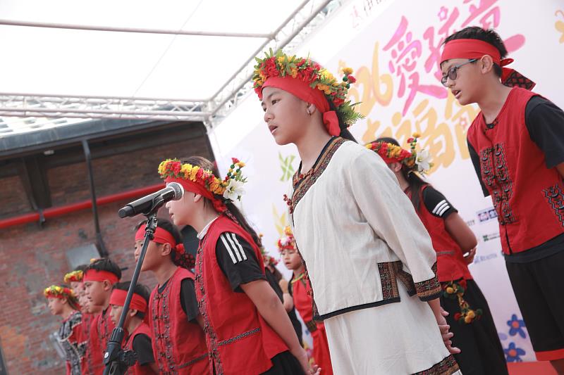 彰鳳教會是都市裡的原民部落，孩子們學習族語，並以音樂傳承。