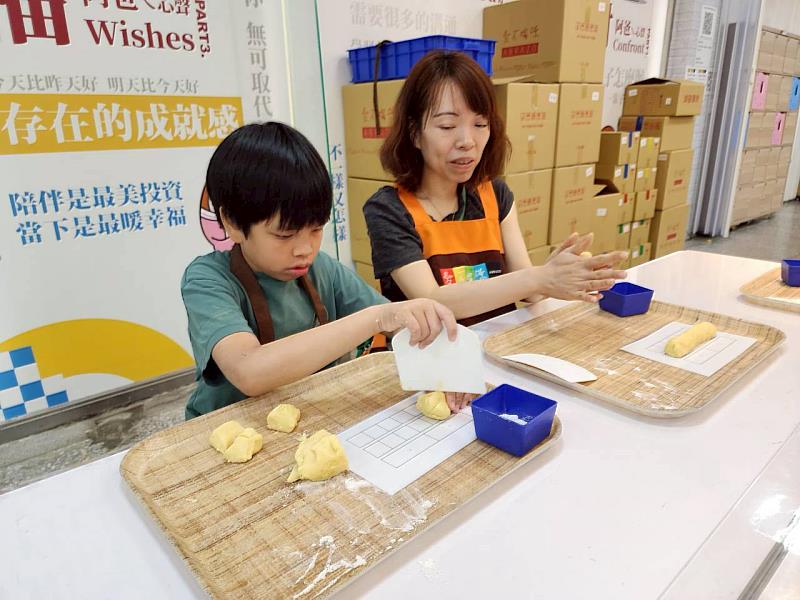 政大EMBA露營社校友們以實際行動支持公益，DIY烘焙體驗成為活動最溫馨的時刻。學員與孩子們在唐寶寶的協助下，一起完成檸檬餅乾製作。