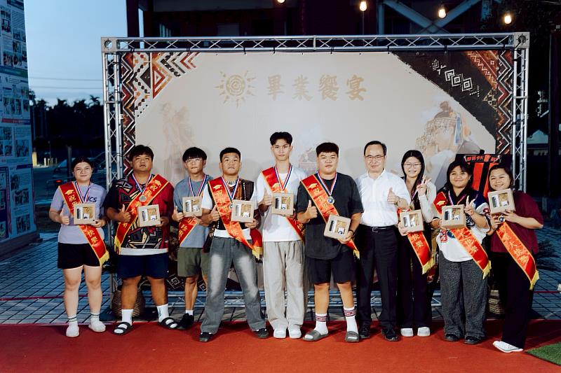 大仁科技大學周德光校長與本次畢業生合影。