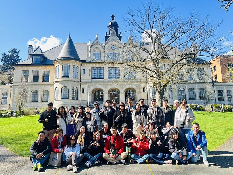 東華大學管理學院EMBA全體參訪學員在華盛頓大學校園合影。