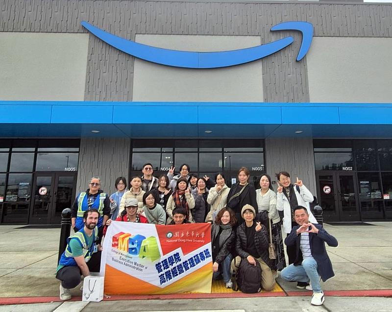 東華大學管理學院EMBA學員參訪Amazon PAE2物流中心。
