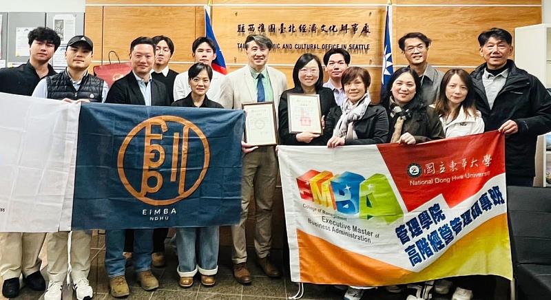 東華大學管理學院EMBA學員偕國企系MBA學生拜訪駐西雅圖臺北經濟暨文化辦事處。