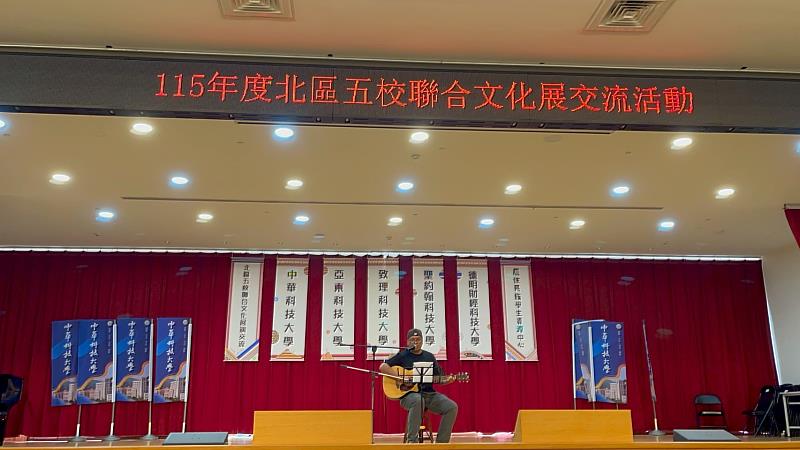 聖約翰科大電機系柯以諾同學於舞台上吉他自彈自唱，用歌聲傳承部落文化。