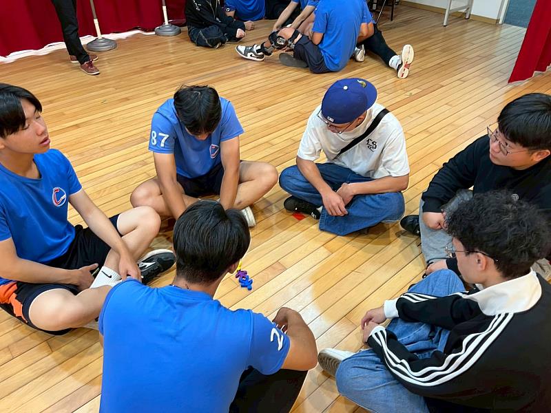 5校學生混合編組，透過團康遊戲與互動交流，讓學生從彼此認識到深入分享自身文化背景與成長故事。