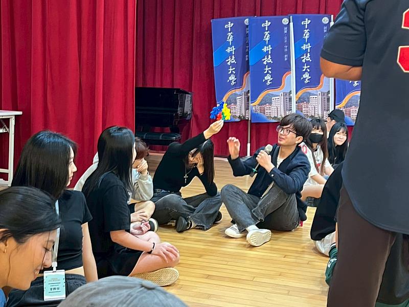 5校學生打破學校隔閡，席地而坐參與破冰團康，相互扶持建立都市原青支持網絡。