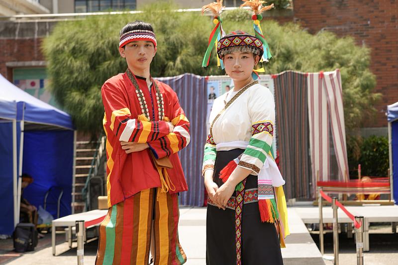 拉阿魯哇族族服以羽毛及貝飾為主，風格獨具。