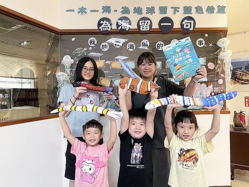 新北市立圖書館響應6月8日世界海洋日，位於北海岸的金山、萬里、石門分館，透過繪本閱讀和漂流木彩繪的創作活動，帶小朋友認識海洋保育的重要性
