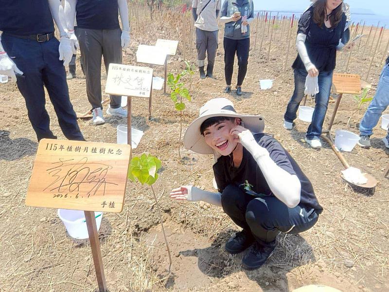中華電信永續發展大使戴資穎栽植繖楊復育受脅植物不遺餘力。