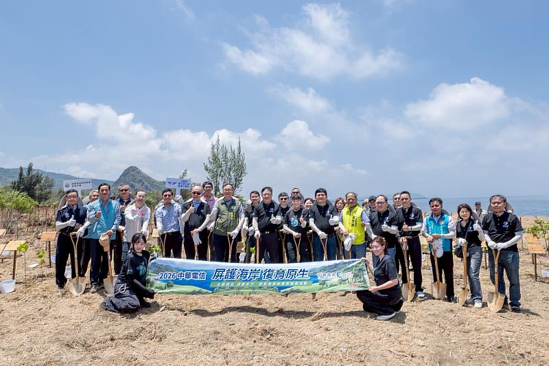 貴賓於植樹區合影，見證「移除外來入侵種銀合歡」生態復育成果，透過適地適木方式，恢復恆春半島的熱帶季風林樣貌。