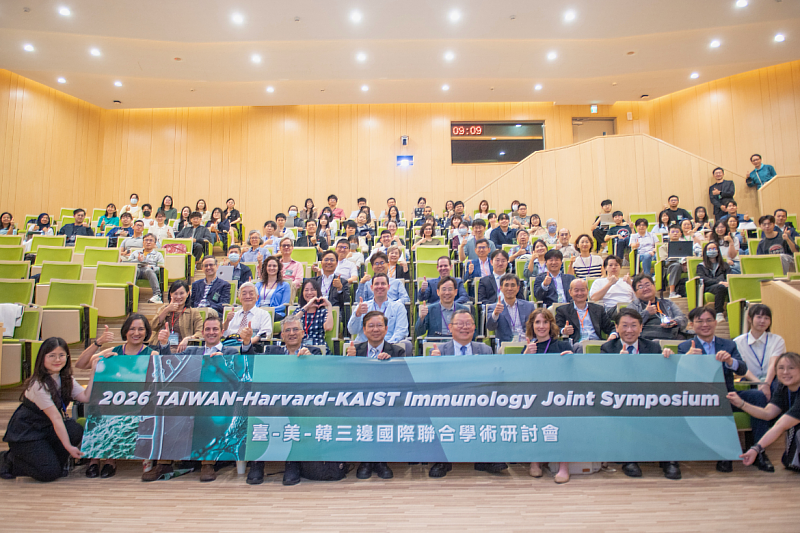 Group photo of participating scholars and distinguished guests at the 2nd Taiwan–Harvard–KAIST Immunology Joint Symposium held at NYCU Yangming Campus on May 16, 2026.