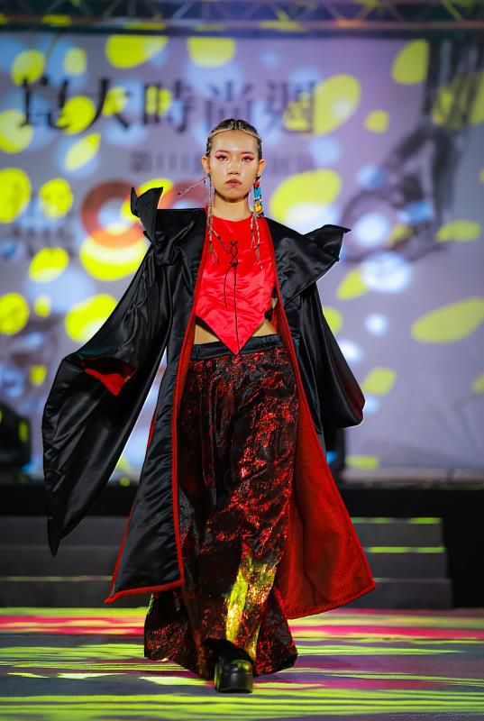 歐心渝畢製作品《夜宴》於校外進行展演。