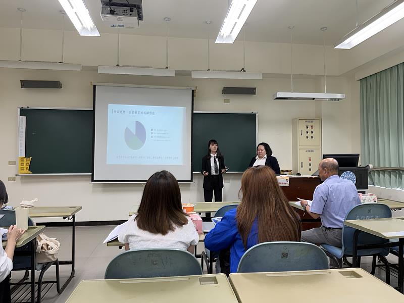 申玉微老師的學生邱琬寧（左）及官芷筠（右）發表「幼老共融食農教育之實踐與成效探討：以跨世代共學計畫為例」之研究成果。