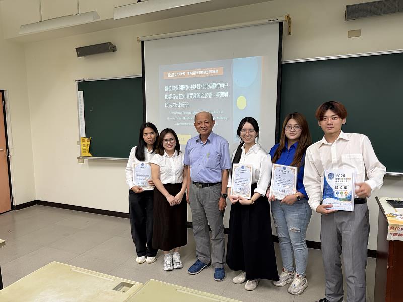 黃金榮老師與投稿者們合影，其中3位為越南籍學生。