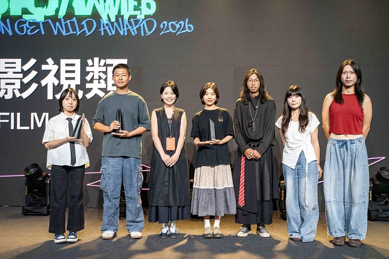 放視大賞銅獎作品碧蒂芭蒂團隊和頒獎人施俞如（左3）合影。