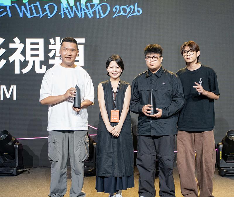 《靈駕之上》奪「放視大賞」影視類金獎，雙導演賴弈辰（右起）、王磊和頒獎人施俞如合影。