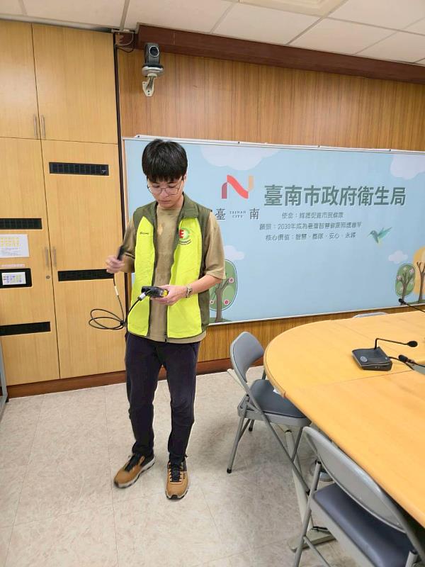 學生熟練操作儀器。