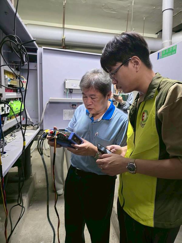 王瑋民教授（左）帶領碩士生深入現場，透過電力掛表、照度與溫濕度等科學量測，為衛生局量身打造精準的節電對策。