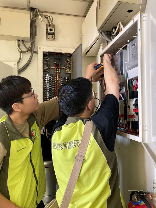崑山科技大學「節能診斷服務中心（EDC）」為台南市衛生局林森辦公室進行節能健檢。