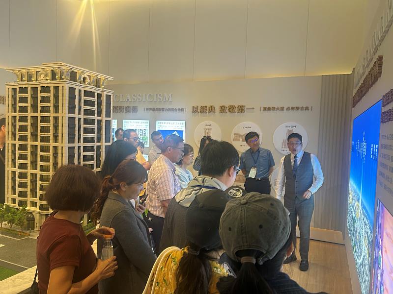 師生聆聽建築介紹。