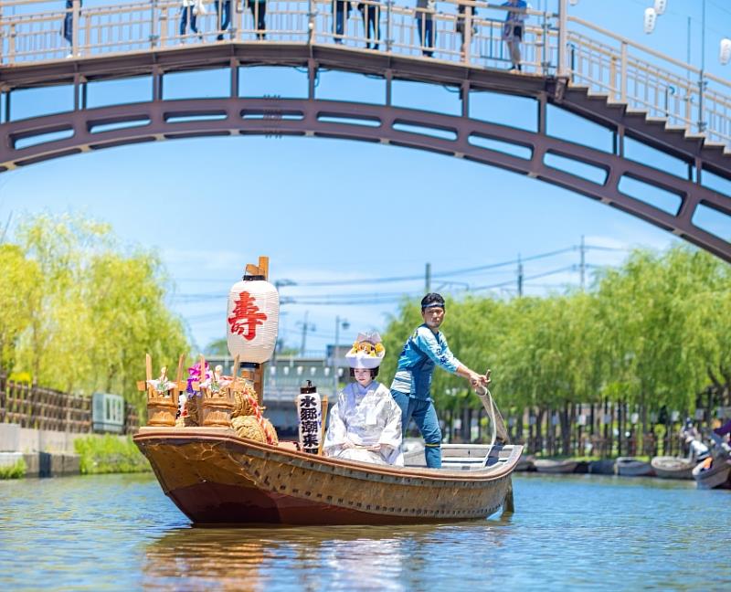 搖櫓船是昔日潮來居民的主要交通和運輸工具，出嫁的新娘也是乘著搖櫓船到新郎官等待的地點，浪漫的出嫁船也讓潮來市的名聲傳遍全國。