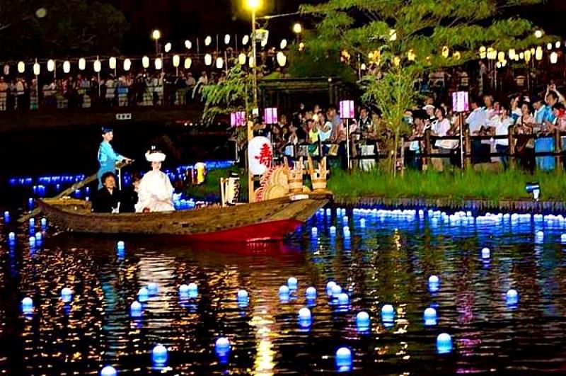 潮來花菖蒲祭最動人的風景，就是緩緩出現的「嫁入舟」，身穿白無垢的新娘，在眾人祝福聲中穿過花海水路。船行得很慢，彷彿連時間也不願驚擾這一刻。岸邊遊客安靜凝望著，像在觀看一段舊時代仍未消失的夢。